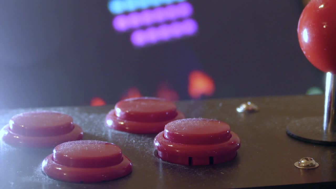 giocare a giochi arcade degli anni ottanta su un vecchio joystick impolverato