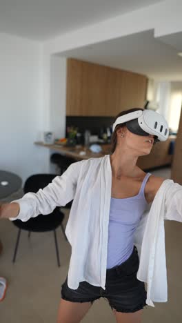 mujer experimentando la realidad virtual en casa