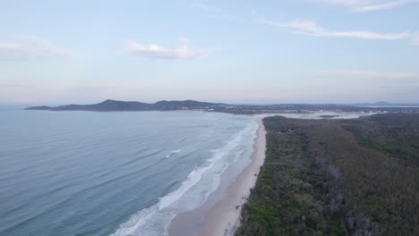 Blauer-Ozean-Und-Malerischer-Strand-Mit-Campingplatz