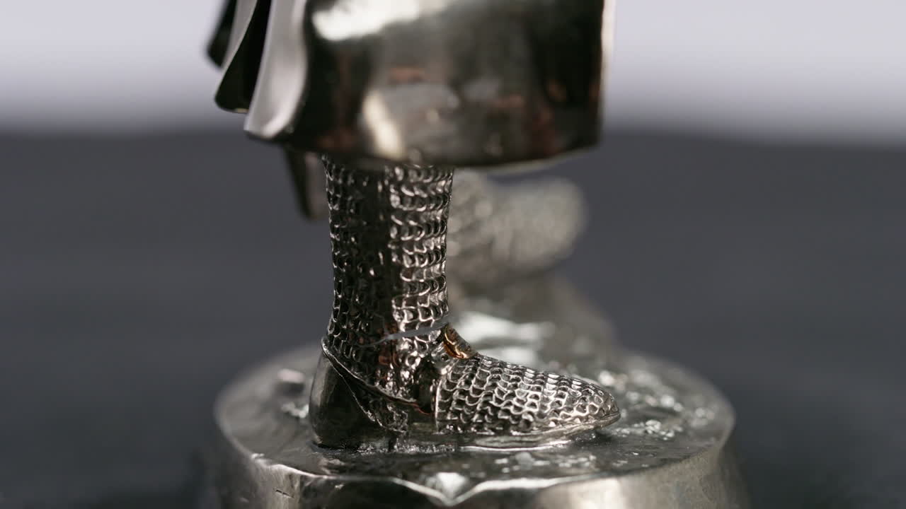 중세 기사의 발은 갑옷을 닫습니다