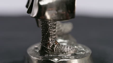 armadura de plata de los pies del caballero medieval de cerca
