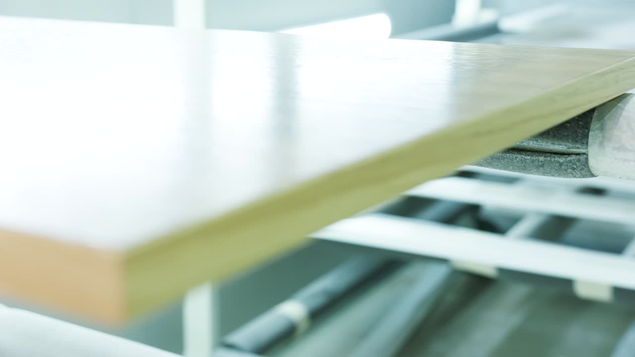 primer plano del borde de una mesa de madera de color claro