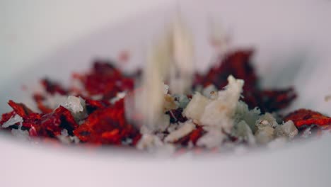 cocinero prepara pericana, un plato típico de alicante, españa, mediterráneo