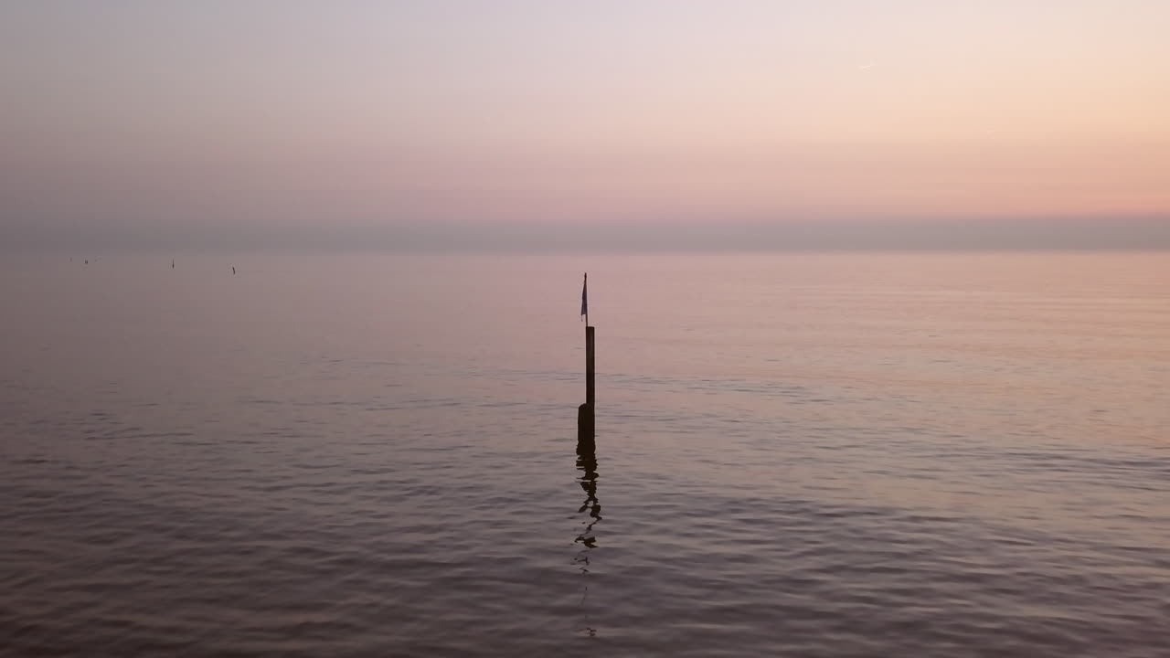 일몰 동안 고요한 북해 해변의 공중 촬영
