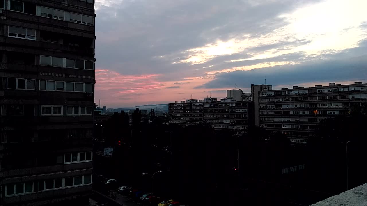 Timelapse del horizonte de la ciudad al atardecer.