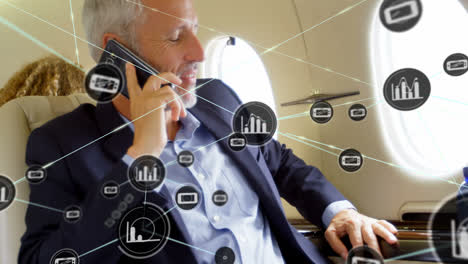 animación de la red de conexiones sobre feliz anciano hombre caucásico usando teléfono inteligente en el avión