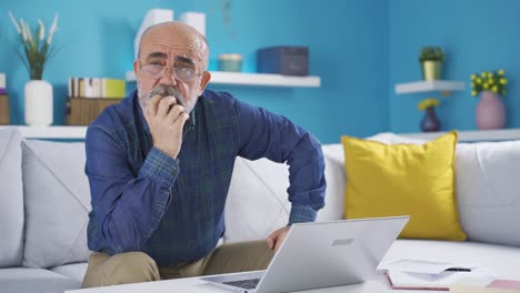 Anciano-Jubilado-Reflexivo-Trabajando-En-Una-Computadora-Portátil.