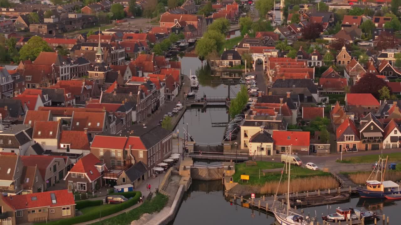 Canale e barche che si snodano attraverso il villaggio di Makkum, prospettiva aerea.