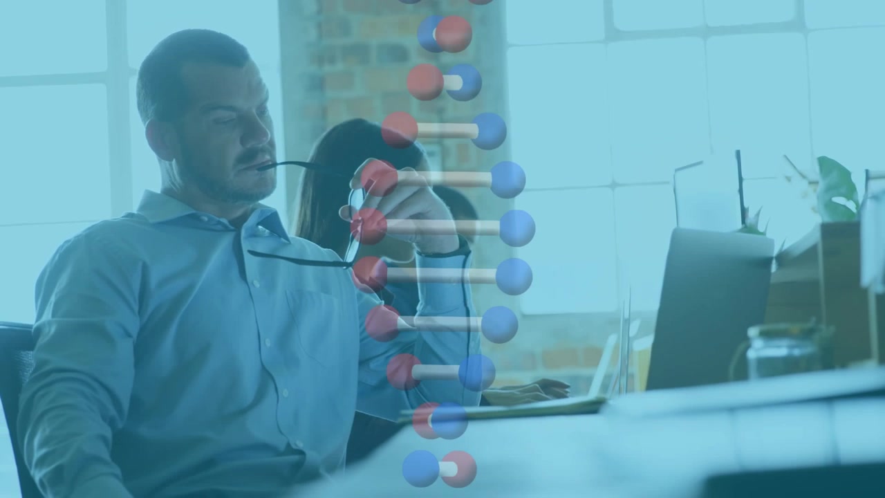Animation d'un réseau de connexions sur un employé de bureau masculin caucasien