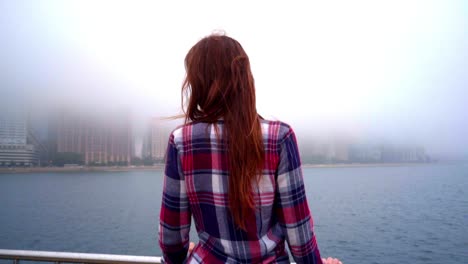 Brünettes-Mädchen,-Das-Wegschaut.-Schöne-Frau-Allein.-Frau-Blickt-Auf-Die-Stadt-Am-Meer