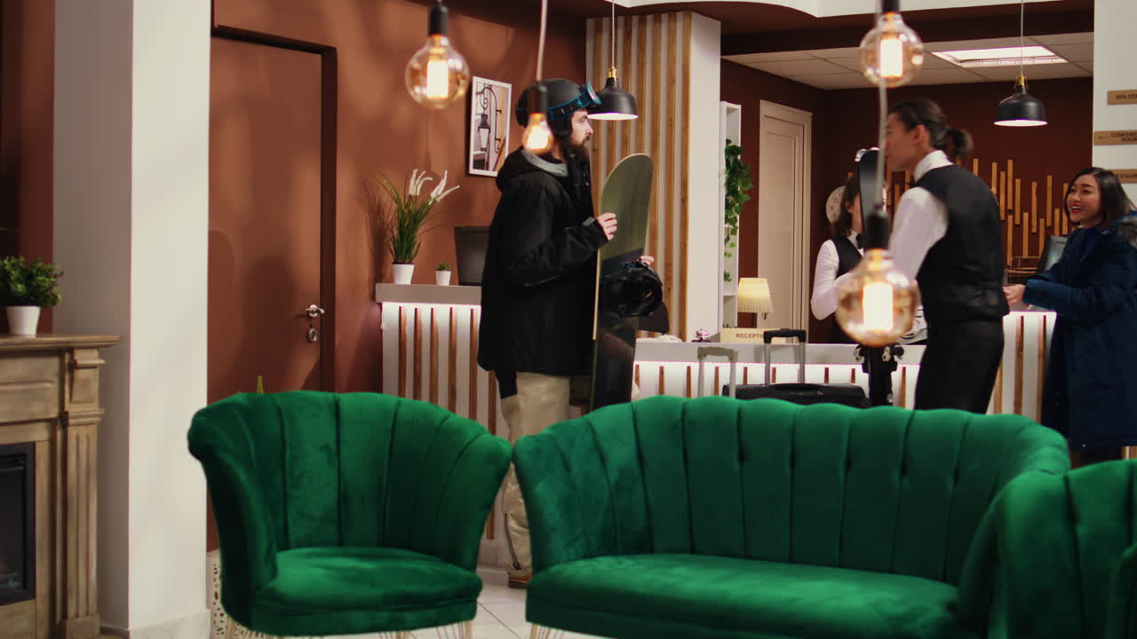 관광객 들 은 스키 를 타는 일 에 대해 직원 에게 질문 한다