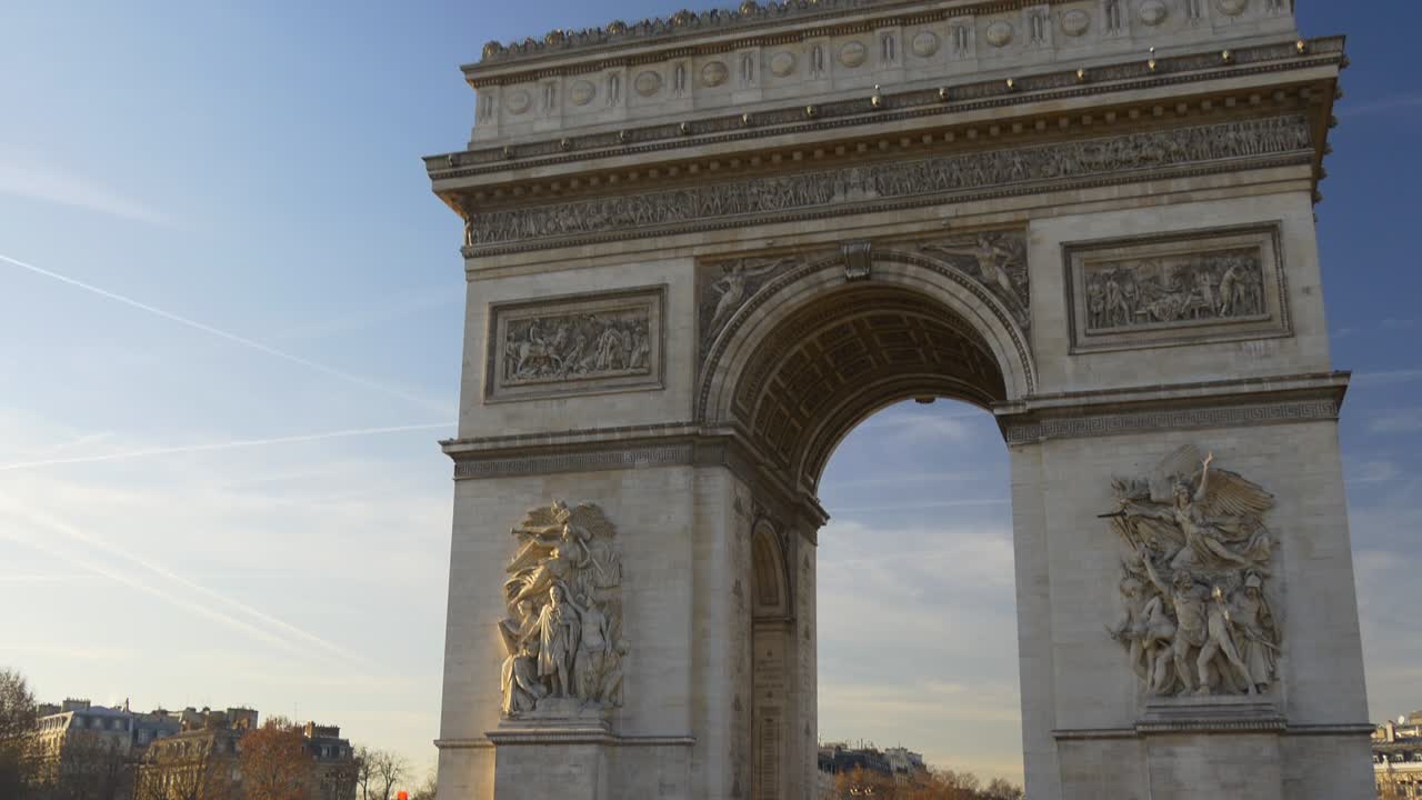 francia hora de puesta de sol ciudad de parís famoso arco del triunfo círculo de tráfico frente panorama 4k