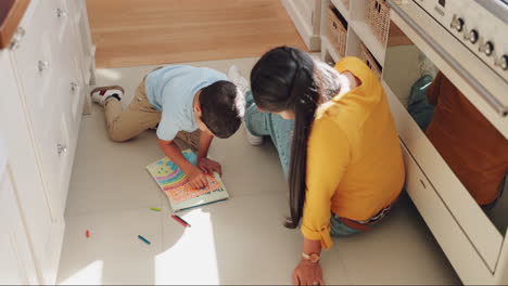 educación, dibujo y madre con hijo en el suelo