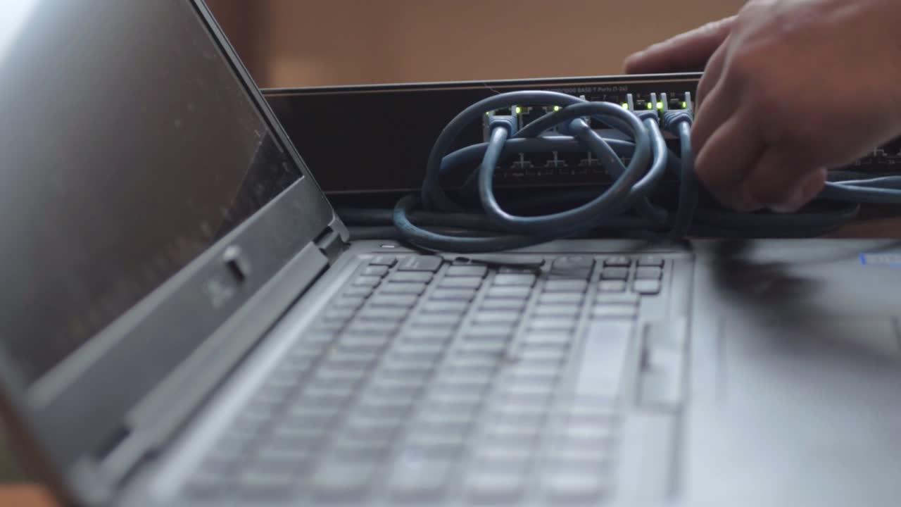 ingeniero de red que trabaja en el interruptor de cable ethernet