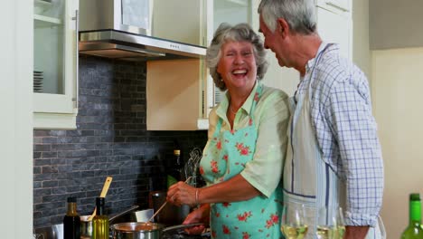 Pareja-Mayor-Cocinando-Comida-En-La-Cocina-4k