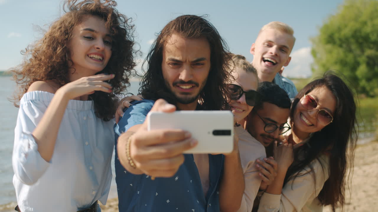 amigos tomando una selfie en la playa