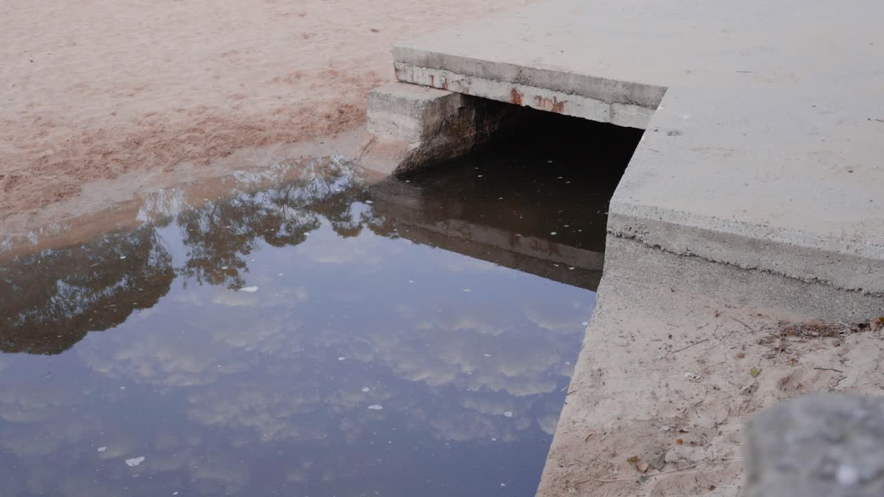 reflejos de agua de un hombre corriendo en la playa, asturias, españa, tiro estático