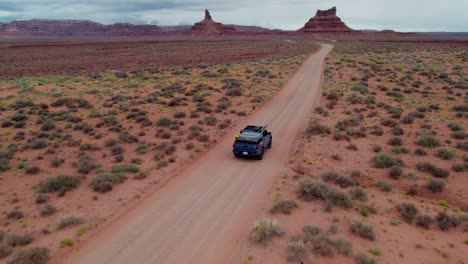 Coche-Conduciendo-Por-Una-Carretera-Desierta-Aislada,-Valle-De-Los-Dioses,-Utah,-Estados-Unidos