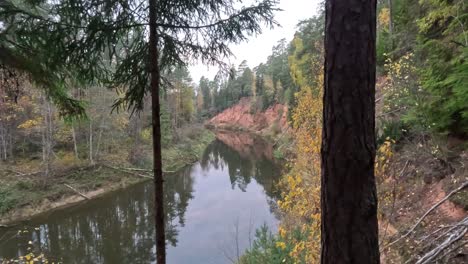 Acantilados-De-Arenisca-Roja-Nelku-En-El-Río-Salaca-En-El-Parque-Natural-Skanaiskalns-En-Mazsalaca-En-Letonia,-Tiempo-De-Otoño