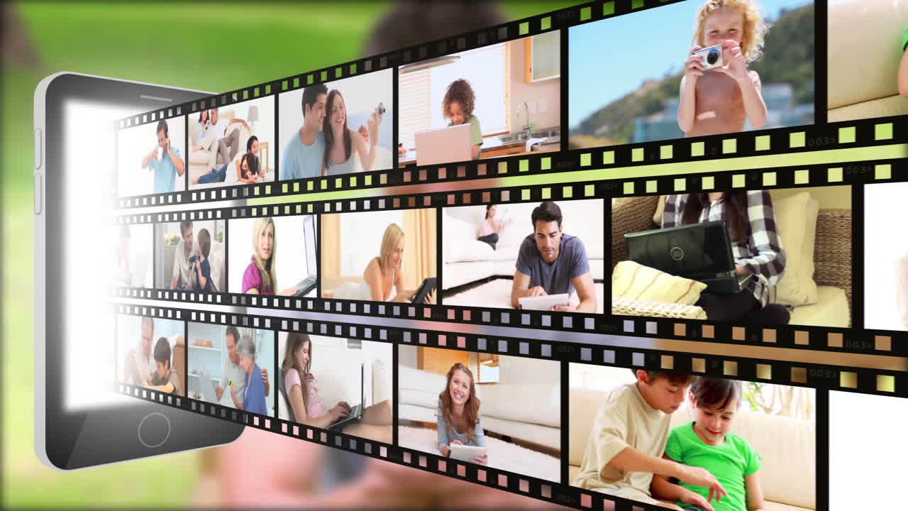 cintas de películas que aparecen de un teléfono inteligente brillante con un hombre en un parque en el fondo