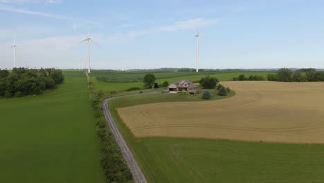 LKW-Fährt-In-Die-Garage-Des-Landhauses