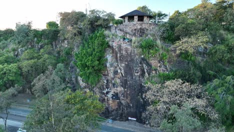 disparo de dron del hombre descendiendo los acantilados de kangaroo point de brisbane, disparado al amanecer