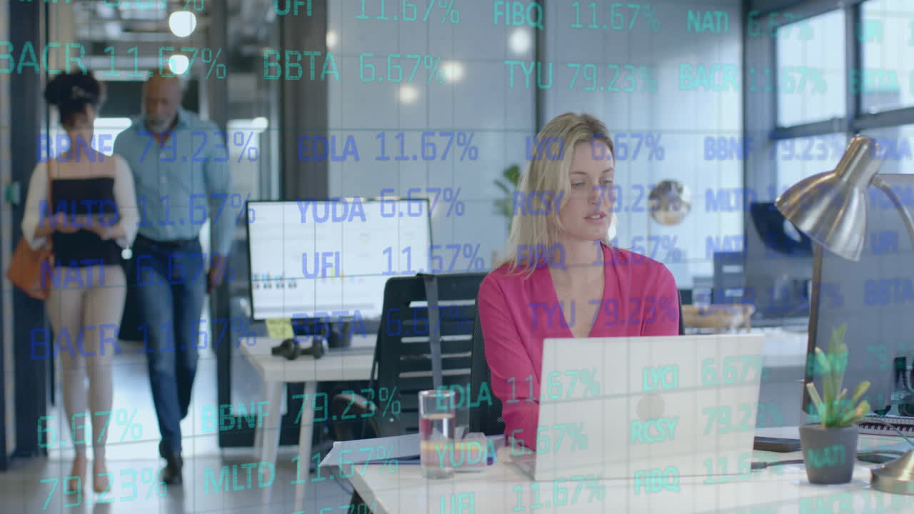 animazione dell'elaborazione dei dati finanziari su diversi uomini d'affari in ufficio