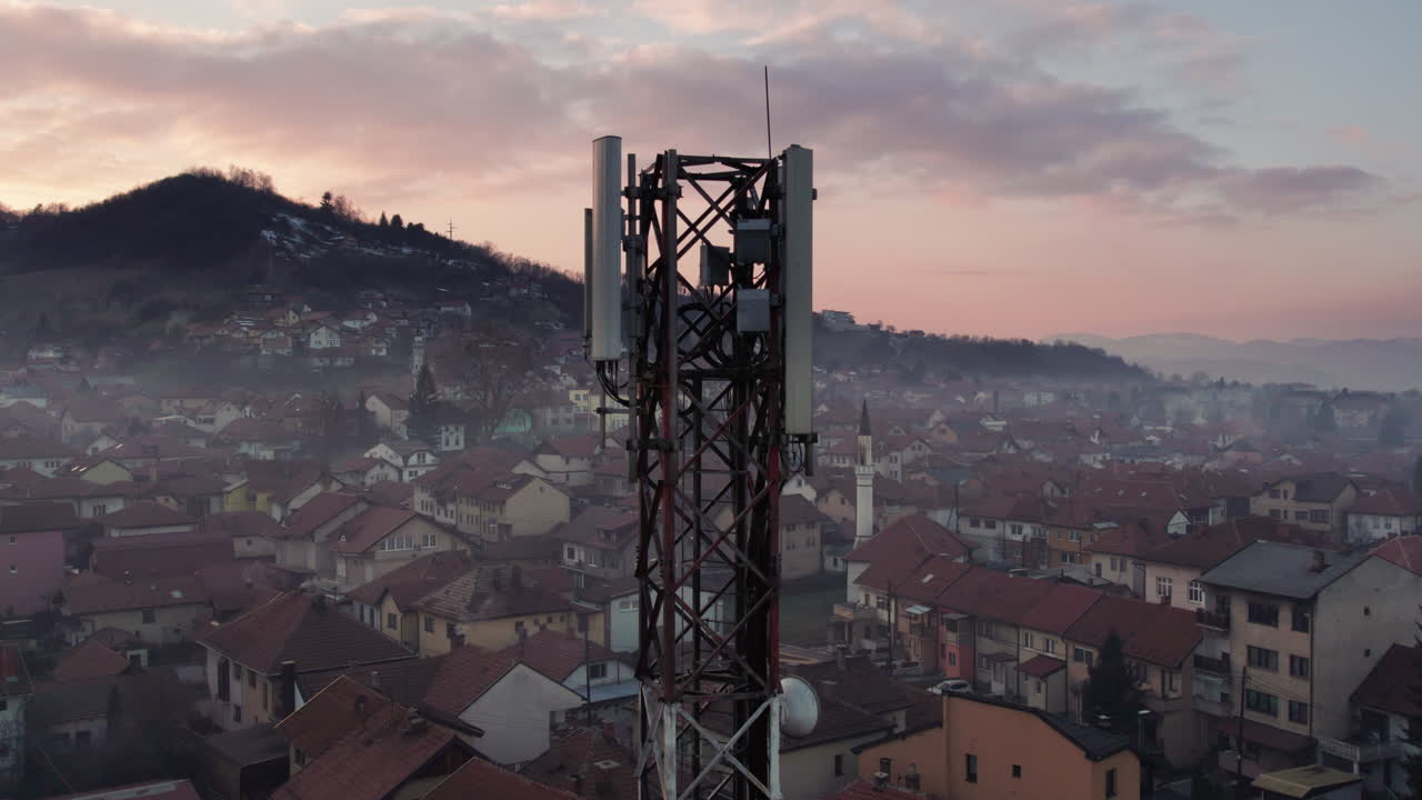 construcción de una torre de telecomunicaciones en una pequeña ciudad al atardecer