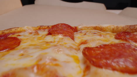 la pizza de pepperoni en la caja