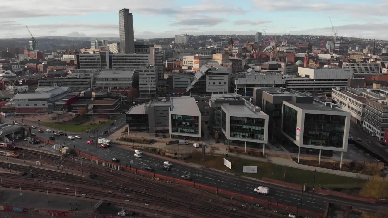 셰필드 시 상공에서 드론 촬영, 기차역, 셰필드 할람, 파크 힐 등 패닝