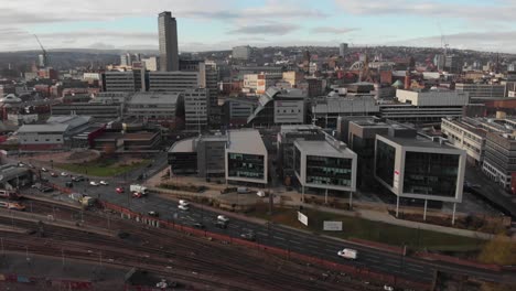 Disparo-De-Dron-Sobre-La-Ciudad-De-Sheffield,-Panorámica-Sobre-La-Estación-De-Tren,-Sheffield-Hallam,-Park-Hill-Y-Más