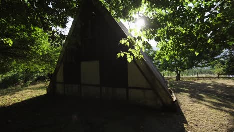 casa triangular en la naturaleza