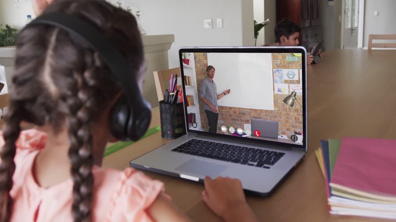 composición de una colegiala biracial en una computadora portátil aprendiendo en línea con un maestro caucásico