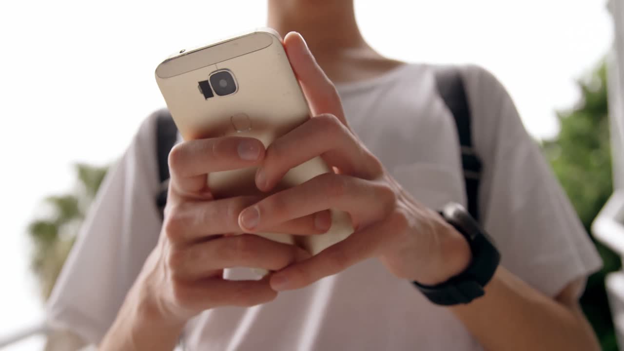 휴대 전화 4k를 사용하는 동안 시간을 확인하는 남자