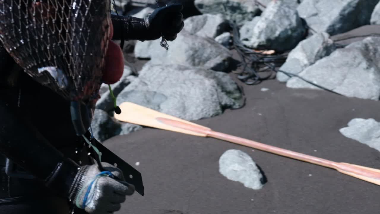 하루종일 스피어피싱을 한 후 수중 어부 다이버가 물고기 가방을 가져가는 슬로우 모션, 칠레 마울레 두아오 지역 연안의 화창한 날 실루엣