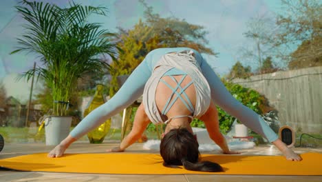 Mujer-Asiática-Joven-Haciendo-Posturas-De-Yoga