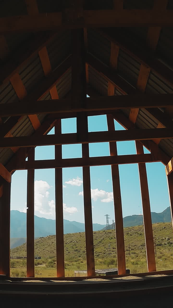 ático de casa de madera en el campamento de montaña fpv. ático abierto con carrocería de viga de madera bajo techo verde en la base deportiva en el día de verano. arquitectura ecológica en el complejo salvaje