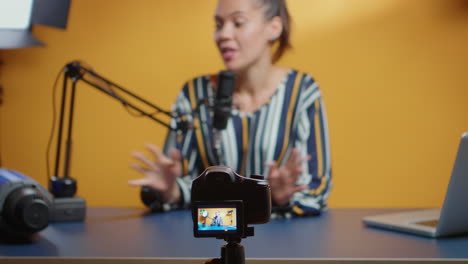 enfoque selectivo en la cámara mientras la estrella de las redes sociales graba un nuevo episodio de podcast