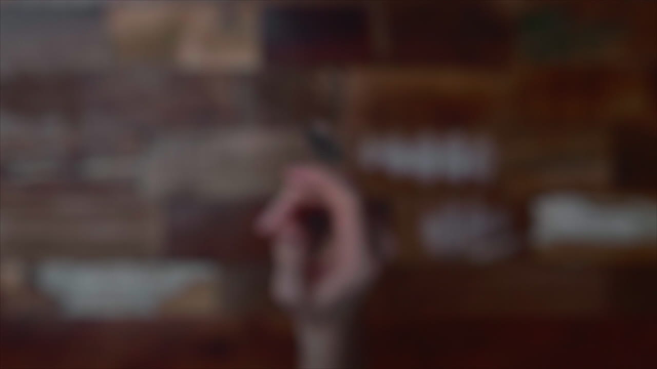 공중에 동전을 던지는 손의 초점을 잃은 샷