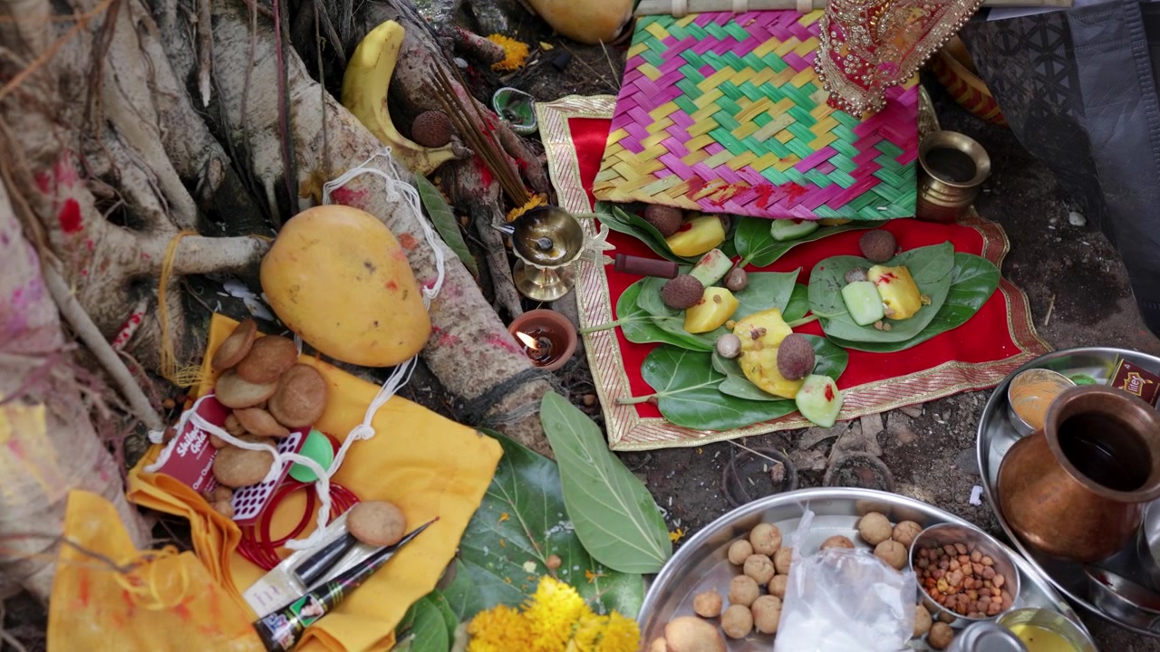 Escena de culto espiritual con ofrendas de puja thali y árbol sagrado en el festival de Vat Savitri.