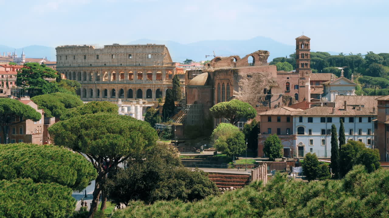 Vista dell'antico centro di Roma, Italia. Colosseo visibile in lontananza, molta vegetazione