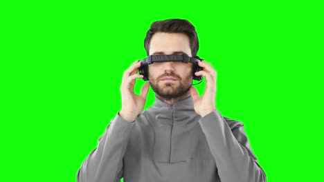 hombre usando auriculares de realidad virtual