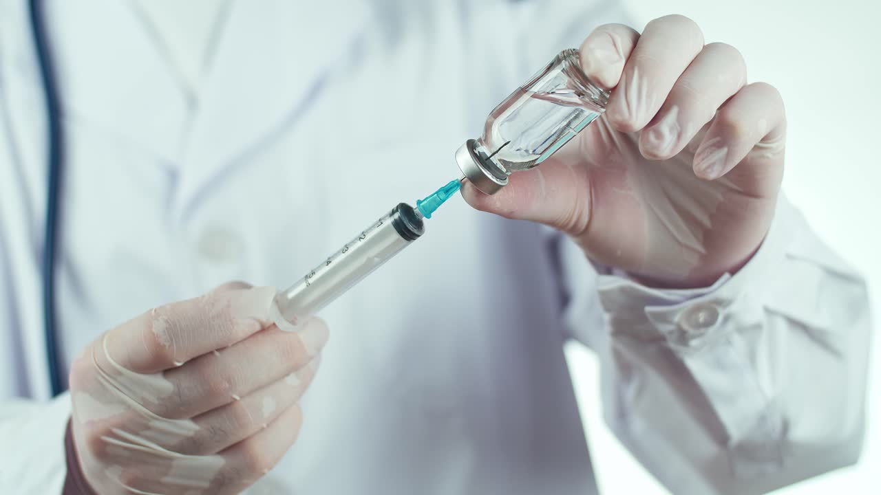 médico que está preparando una inyección