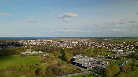 despegue de drones aéreos sobre wladyslawowo - pequeña ciudad en el norte de polonia, costo del mar báltico en verano