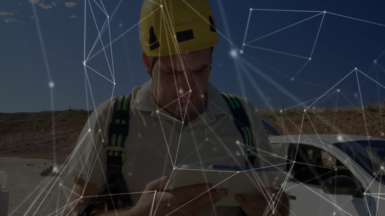 Tecnico sul campo tocca un tablet e analizza dati di rete tecnologica, con nodi animati che pulsano.