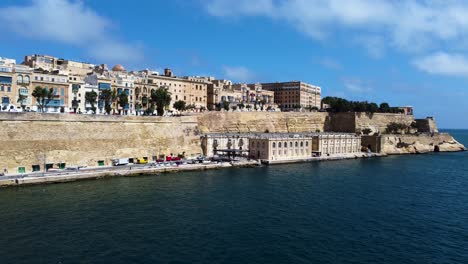 Eine-Atemberaubende-Luftaufnahme-Der-Historischen-Stadt-Malta,-Die-Das-Atemberaubende-Panorama-Des-Mittelmeers-Und-Des-Berühmten-Hafens-Zeigt