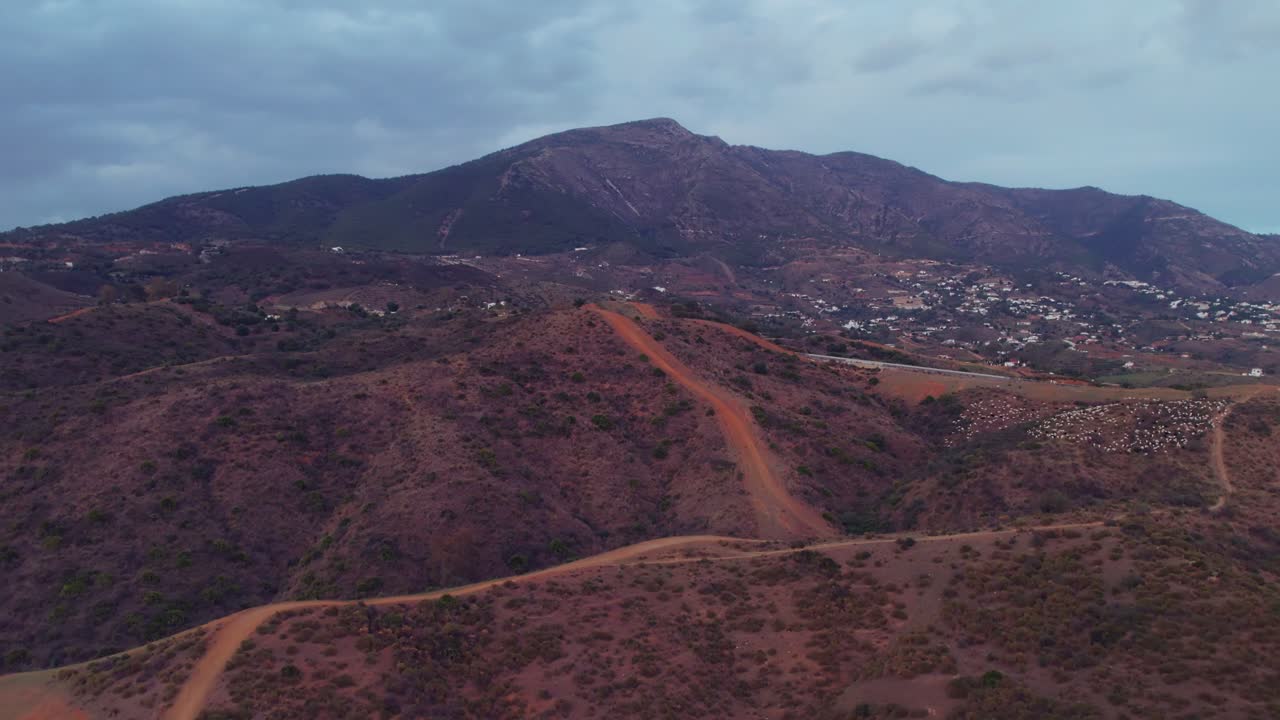 Strade sterrate sulle colline, vista aerea.