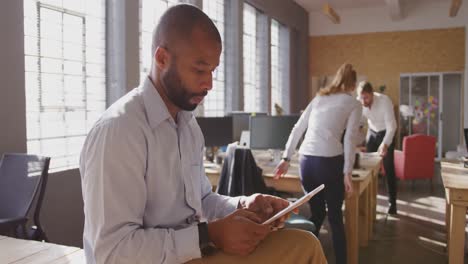 Junge-Kreative-Fachkräfte-Arbeiten-In-Einem-Modernen-Büro