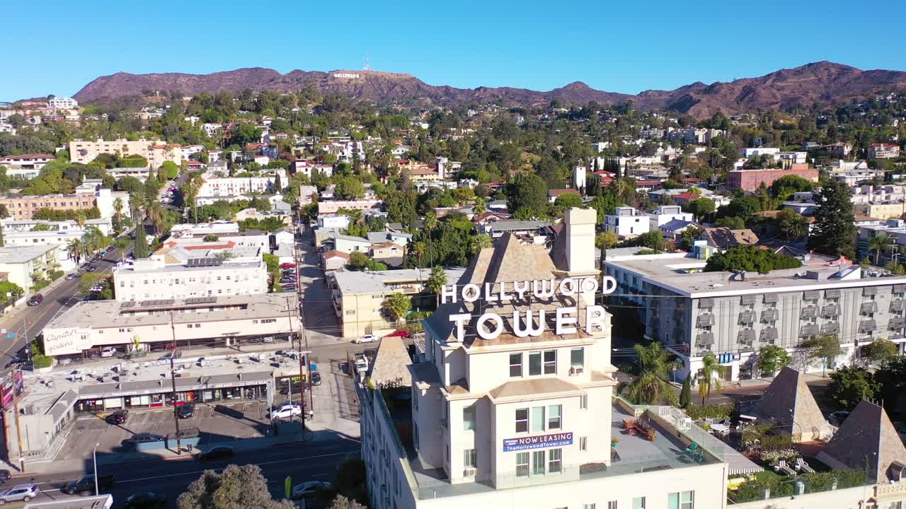 antena sobre el hotel de la torre de hollywood revela el observatorio del parque griffith y el letrero de hollywood distante 1