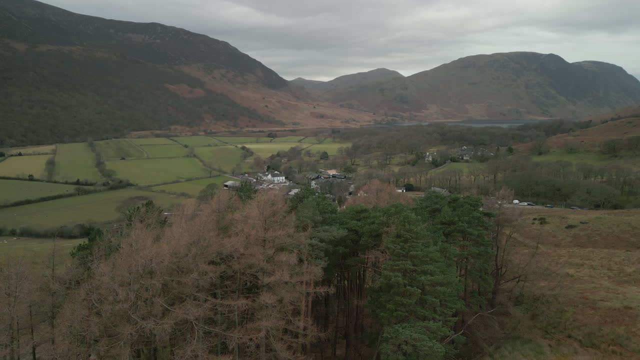 버터미어 영국의 영어 호수 지구 너머에 산이 있는 기이한 마을 공개